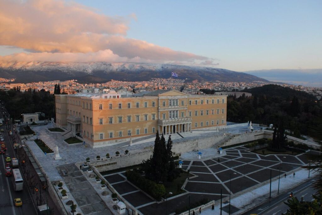 Η Βουλή των Ελλήνων στην πλατεία Συντάγματος.